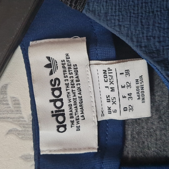 Adidas 3 stripes loose crop top. - Picture 2 of 8